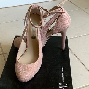 EUC Lucey Leather Pumps w/Snake Skin Pattern